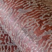 Tapeta hadí kůže v červené barvě, výrazně strukturovaná, zdobená bílými skleněnými třpytkami - nádherná luxusní vliesová tapeta ALPINE REPTILE RED z kolekce FEEL! od Hohenberger