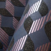 Designová grafická tapeta v černé, fialové, růžové a modré barvě