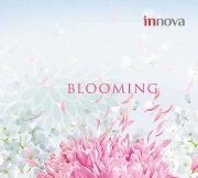 Tapety na zeď Blooming - kolekce tapet přírodních motivů Blooming nabízí perfektní design stěn, inspirovný přírodou a zároveň vhodný pro všechna ročních období - svěží jarní zelená, letní květinové úponky, podzimní listí a zimní větve. Přesvědčte se!