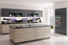 Fototapeta do kuchyně Lávové kameny a fialové květy (350 x 60 cm) - to je nová kuchyňská linka jako mávnutím kouzelného proutku - čistě, snadno a rychle