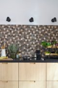 Kovové a kamenné hexagony, dlaždice s realistickým povrchem i na dotek - dlaždice o rozměru 29 x 28,8 cm - samolepicí prémiový obklad d-c-fix