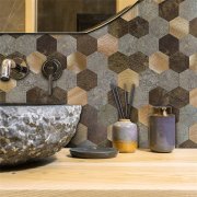 Kovové a kamenné hexagony, dlaždice s realistickým povrchem i na dotek - dlaždice o rozměru 29 x 28,8 cm - samolepicí prémiový obklad d-c-fix