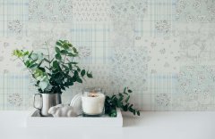 Vliesová tapeta s květinovým kostkovaným vzorem, venkovský styl – modrá, šedá, bílá - matná, mírně strukturovaná vliesová tapeta na zeď od A.S.Création z kolekce Maison Charme