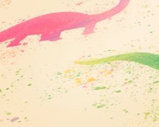 Malovaní dinosauři v kombinaci různých barev - Dino akvarel - matná hladká vliesová dětská tapeta od A.S.Création