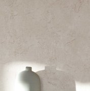 Strukturální vliesová tapeta imituje kámen, mramor či betonovou stěrku, světle šedo-béžová kombinace barev. Kolekce Desert Lodge od německého výrobce tapet A.S.Création
