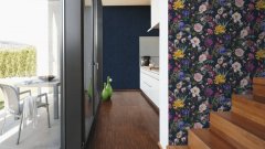 Barevné květy, květiny a rostliny na modrém podkladu - vliesová tapeta do bytu modrá, žlutá, zelená, růžová, červená z kolekce Trendwall