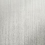 Pruhovaná tapeta v nadčasovém designu v šedé, béžové, krémové a stříbrné barvě s třpytivými metalickými odlesky - luxusní vliesová tapeta Jupiter FOSSIL GREY z kolekce Universe od Hohenberger