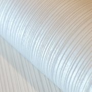 Perlově bílé jemné pruhy s třpytivými metalickými odlesky - nadčasová luxusní vliesová tapeta Jupiter PEARL WHITE z kolekce Universe od Hohenberger