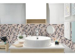Stěnový vinylový obklad na zeď 2700157, imitace krémové, béžové, růžové, hnědé a šedé mozaiky je určen zvláště do kuchyní nebo koupelen. Je odolný vůči vodě, páře a vlhkému prostředí