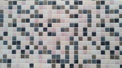Stěnový vinylový obklad na zeď 2700157, imitace krémové, béžové, růžové, hnědé a šedé mozaiky je určen zvláště do kuchyní nebo koupelen. Je odolný vůči vodě, páře a vlhkému prostředí