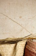 Vliesová tapeta béžové dlaždice s efektem trhlinek v podkladu, krakeláž. Kolekce Desert Lodge od německého výrobce tapet A.S.Création