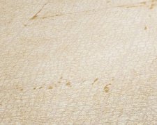 Vliesová tapeta béžové dlaždice s efektem trhlinek v podkladu, krakeláž. Kolekce Desert Lodge od německého výrobce tapet A.S.Création