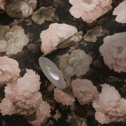 Moderní vliesová tapeta na zeď Květy, příroda, v neoklasicistním stylu z kolekce History of Art, kombinace barev růžová, červená, šedá, krémová, černá