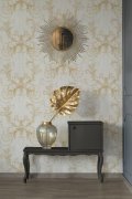 Moderní vliesová tapeta na zeď krémová, zlatá, ornamentální, strukturální, v neoklasicistním stylu z kolekce History of Art