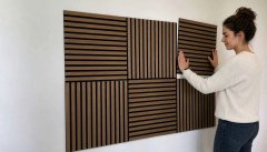 Akustický lamelový panel pravé dřevo, tmavá dubová dýha na filcovém podkladu, rozměr 52 x 52 cm z kolekce Modular Wall A.S.Création - DD136705