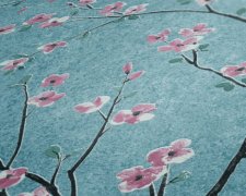 Třešňové květy, květoucí sakura na tapetě v růžové, modré a zelené barvě - vliesová reliéfní tapeta v asijském stylu od A.S.Création