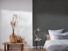 Moderní jednobarevná vliesová tapeta do bytu 376978 v šedé, až antracitové barvě. Kvalitní omyvatelná tapeta z kolekce New Life od AS Création