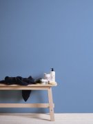 Modrá vliesová tapeta 377028 s povrchem, který imituje jutu. Jednobarevná vliesová tapeta z kolekce Architects Paper - Jungle Chic