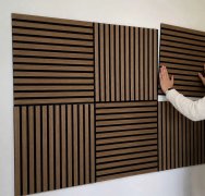 Akustický lamelový panel pravé dřevo, tmavá dubová dýha na filcovém podkladu, rozměr 104 x 52 cm z kolekce Modular Wall A.S.Création - DD136706
