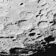 kruhová samolepicí vliesová fototapeta D1-020 - Povrch Měsíce, Luna z kolekce Komar Dots - působivé detaily
