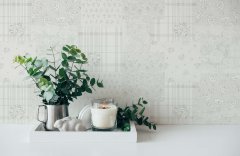 Vliesová tapeta s květinovým kostkovaným vzorem, venkovský styl – krémová, šedá, bílá - matná, mírně strukturovaná vliesová tapeta na zeď od A.S.Création z kolekce Maison Charme