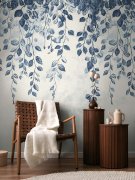 Tapetový designový panel Visutá zahrada - vliesová fototapeta s visícími větvemi s listy v modré barvě – barvy modrá, krémová, bílá - z kolekce Cosmo Living od A.S. Création