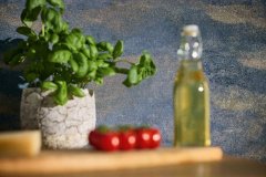 Moderní vliesová tapeta s abstraktním vlnovým vzorem, lehce lesklou a rovnoměrnou texturou– kombinace barev modrá, zlatá, měděná, metalická 786561 - kolekce Hot Spots německého výrobce A.S.Création