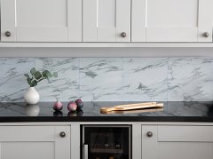 Samolepicí vinylový obklad na stěnu - samolepicí PVC čtverce na zeď šedý mamor- Premium Marble