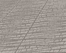 Grafická vliesová tapeta s geometrickým vzorem, strukturovaná, barva šedá, béžová, hnědá, taupe, metalická. Kolekce Hygge 2 od německého výrobce tapet A.S.Création