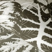 Béžová vliesová tapeta ELEPHANT LEAF přináší krásné listy na stěnu. Přesněji řečeno, jsou to různé druhy rodiny Alocasia, z nichž všechny pocházejí z tropické a subtropické Asie nebo jižně od ní. Haptika a flock struktura charakterizuje nádhernou luxusní vliesovou tapetu z kolekce FEEL! od Hohenberger