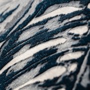 Vliesová tapeta ELEPHANT LEAF přináší krásné modré listy na stěnu. Přesněji řečeno, jsou to různé druhy rodiny Alocasia, z nichž všechny pocházejí z tropické a subtropické Asie nebo jižně od ní. Haptika a flock struktura charakterizuje nádhernou luxusní vliesovou tapetu z kolekce FEEL! od Hohenberger