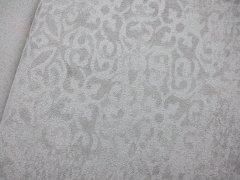 Moderní vzorovaná vliesová tapeta krémovo-béžové barvy, jemný strukturální vzor. Exkluzivní, vysoce kvalitní a odolná vliesová tapeta z kolekce TOSCANA značky Dekens.