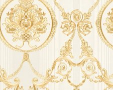 Neobarokní tapeta se zlatými ornamenty na krémovém podkadu s pruhy, metalická, hladká, lesklá. Originální vliesová zámecká tapeta z kolekce Hermitage 10 výrobce A.S. Création