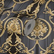 Neobarokní tapeta se zlatými ornamenty na černém a šedém pruhovaném podkladu, metalická, hladká, lesklá. Originální vliesová zámecká tapeta z kolekce Hermitage 10 výrobce A.S. Création