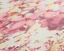 Květinová vliesová tapeta - růžové a žluté květy na bílém podkladu s mírně reliéfními proužky. Vliesová tapeta od A.S.Création.
