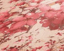 Květinová vliesová tapeta - červené a růžové květy na béžovém podkladu s mírně reliéfními proužky. Vliesová tapeta od A.S.Création.