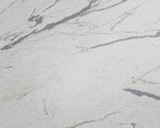 Nádherná liesová tapeta mramor s lesklým povrchem - kresba mramoru je v různých odstínech šedé na bílém mramorovaném podkladu