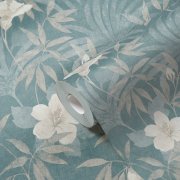 Květy a listy ibišku v béžové, zelené a modré barvě s metalickými odlesky, motiv tropické džungle na plátně, jemně strukturovaný povrch tapety připomíná malířské plátno - vliesová tapeta na zeď od A.S.Création