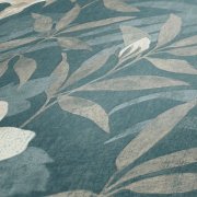 Květy a listy ibišku v béžové, zelené a modré barvě s metalickými odlesky, motiv tropické džungle na plátně, jemně strukturovaný povrch tapety připomíná malířské plátno - vliesová tapeta na zeď od A.S.Création