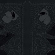 Extravagantní černá vliesová tapeta čtverce s kravatovým vzorem a matnými odlesky, jemně strukturovaná - luxusní vliesová tapeta z autorské kolekce Karl Lagerfel od A.S.Création - detail