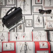 Extravagantní vliesová tapeta skici modních návrhů na červeném podkladu, jemně strukturovaná se stříbrnými odlesky - luxusní vliesová tapeta z autorské kolekce Karl Lagerfel od A.S.Création