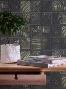 Moderní vliesová tapeta okno a palmové listy, barvy šedá, zelená, černá - tapeta palmové květy v okně 377403 z kolekce Industrial