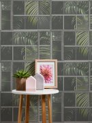 Moderní vliesová tapeta okno a palmové listy, barvy zelená, šedá, černá - tapeta palmové květy v okně 377402 z kolekce Industrial