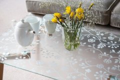 Statická dekorativní fólie na sklo Květy bílé - Tord weiss, zamezuje průhledu - vitráž, 45 x 150 cm - značkové adhezivní tapety d-c-fix