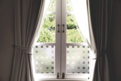 Statická dekorativní fólie na sklo Kostičky - Caree, zamezuje průhledu - vitráž, 45 x 150 cm - značkové adhezivní tapety d-c-fix