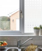 Statická dekorativní fólie na sklo Kostičky - Caree, zamezuje průhledu - vitráž, 45 x 150 cm - značkové adhezivní tapety d-c-fix