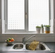 Statická dekorativní fólie na sklo Kostičky - Caree, zamezuje průhledu - vitráž, 45 x 150 cm - značkové adhezivní tapety d-c-fix