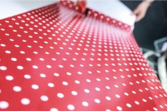 Samolepicí tapeta červená s bílými puntíky - kusovka Petersen rot v šířce 45 cm a délce 2 m - značkové samolepící fólie d-c-fix