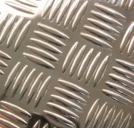 Samolepící metalická stříbrná fólie - imitace žebrový plech, riffle plech Silver Riffle Venilia/Gekkofix - šířka 45 cm