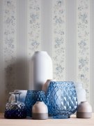 Vliesová matná a mírně strukturovaná tapeta s tečkovanými a květinovými pruhy, barvy šedá, bílá, modrá - vliesová tapeta na zeď od A.S.Création z kolekce Maison Charme